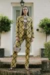 Британский модный Дом Burberry опубликовал лукбук предварительной коллекции после объявления о том, что показ Burberry весна-лето 2021 пройдет в цифровом формате. Модели представили образы на улице на фоне дверей типичных английских домов. В коллекцию вошли костюмы и тренчи с различными вариациями фирменной клетки, куртки с принтом в полоску, плиссированные юбки, черные рубашки и толстовки, украшенные цветочными принтами.